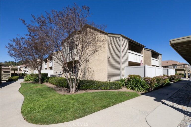 32 Town And Country Road, Pomona