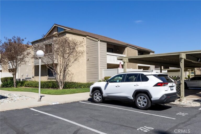 32 Town And Country Road, Pomona