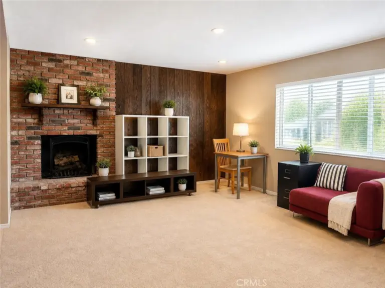 367 Bourdet, Walnut
