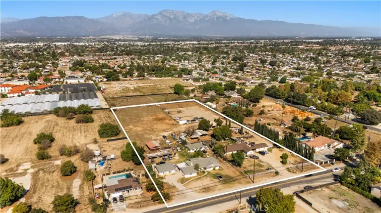 4610 Philadelphia, Chino