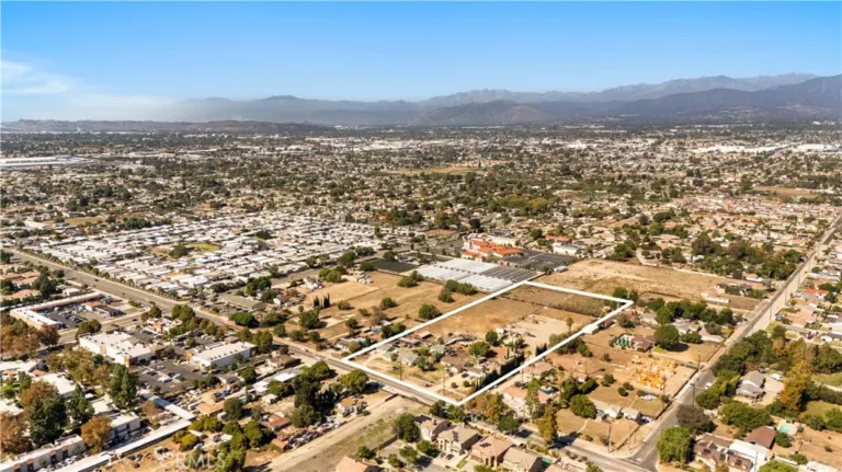 4610 Philadelphia, Chino