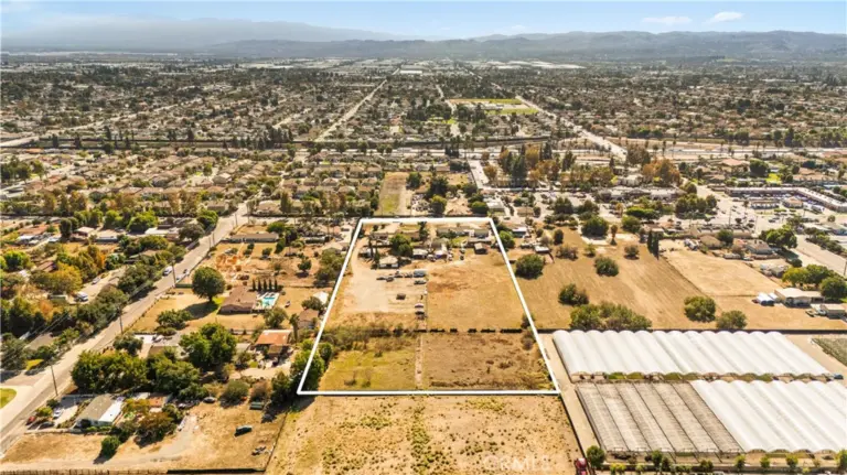 4610 Philadelphia, Chino