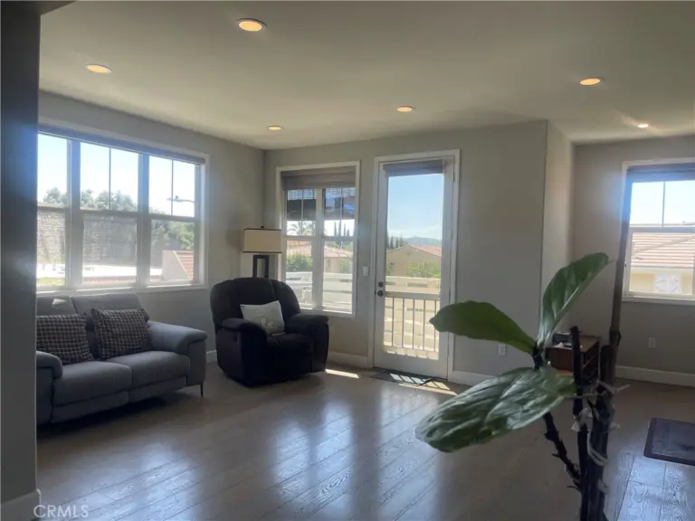 835 Francesca #201, Walnut