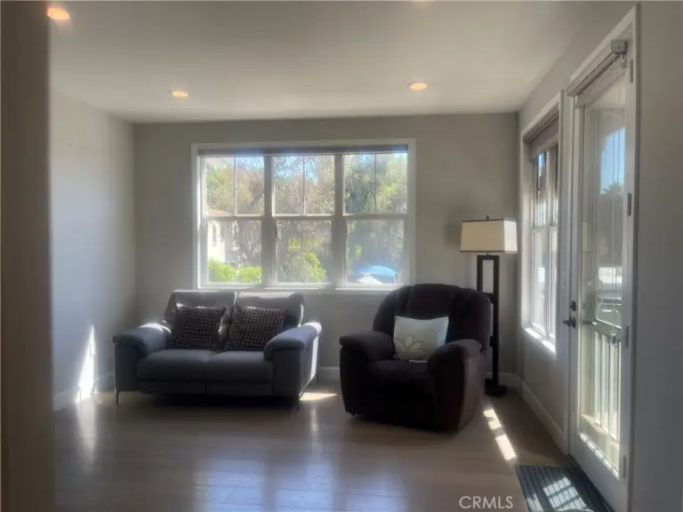 835 Francesca #201, Walnut