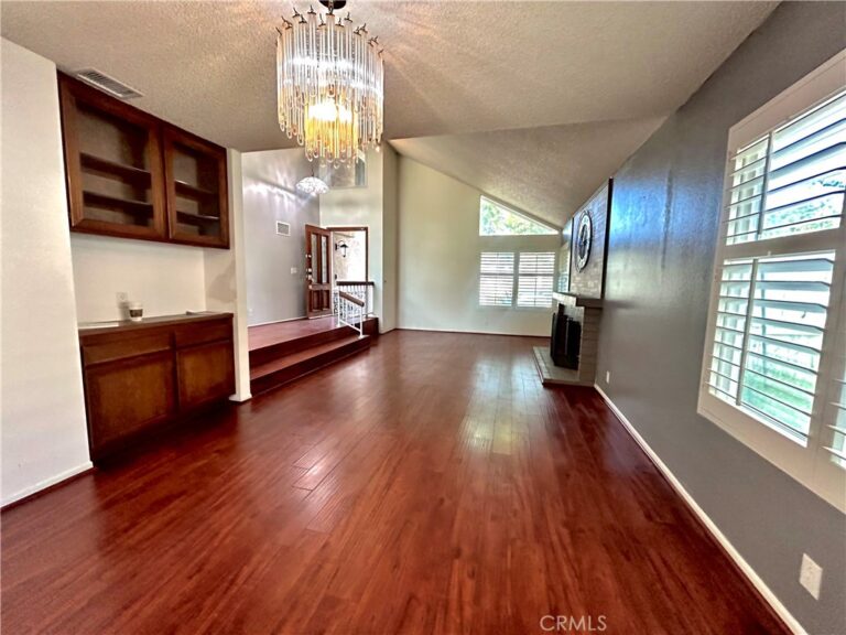 10 Bluff Point Circle, Pomona