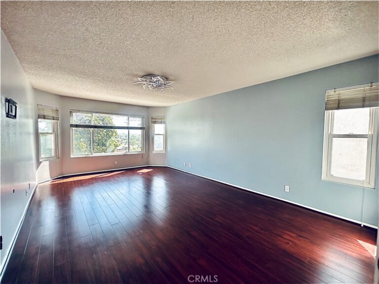10 Bluff Point Circle, Pomona