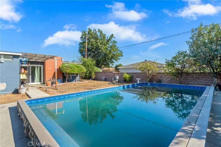 1333 Singingwood, Pomona