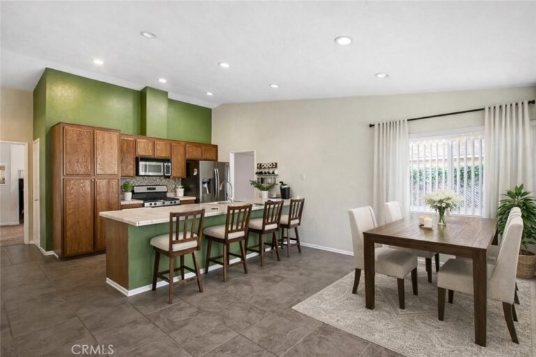 1535 E Hazeltine, Ontario