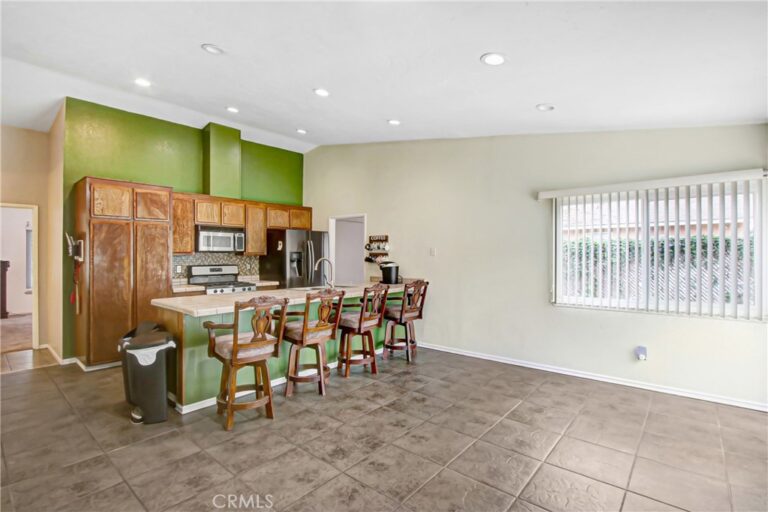 1535 E Hazeltine, Ontario