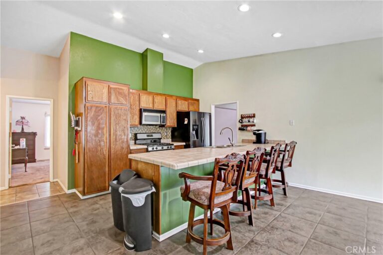 1535 E Hazeltine, Ontario