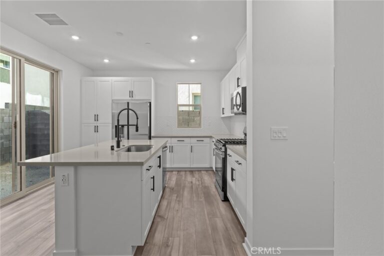 15880 Blue Copper Way, Fontana