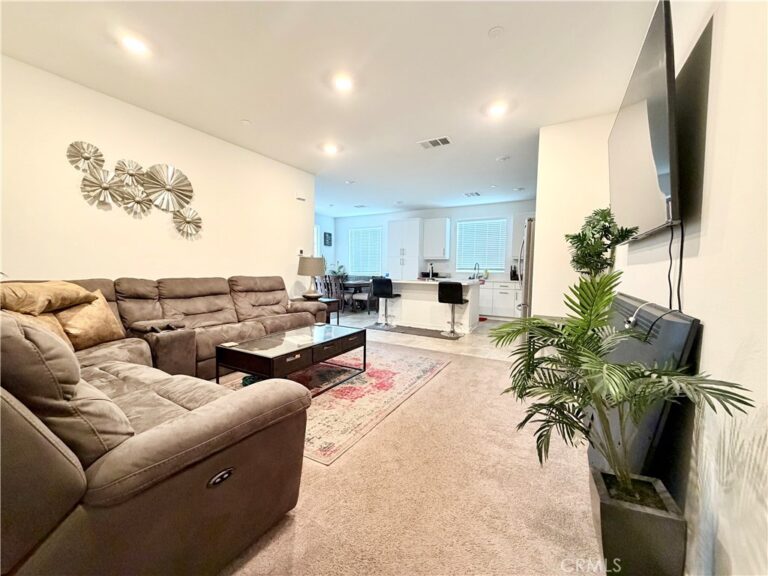 16584 Poppy Seed Ln, Fontana