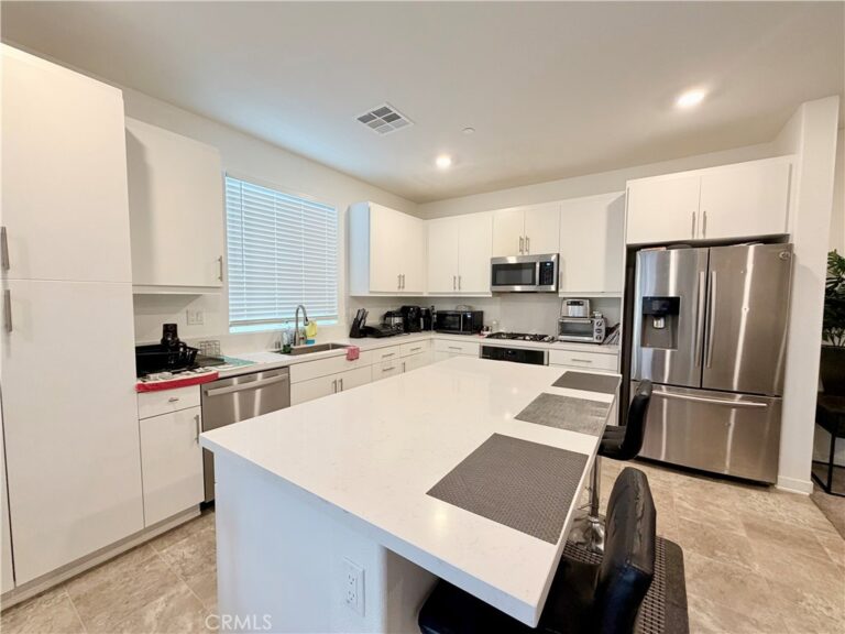 16584 Poppy Seed Ln, Fontana