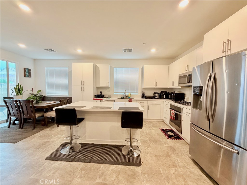 16584 Poppy Seed Ln, Fontana