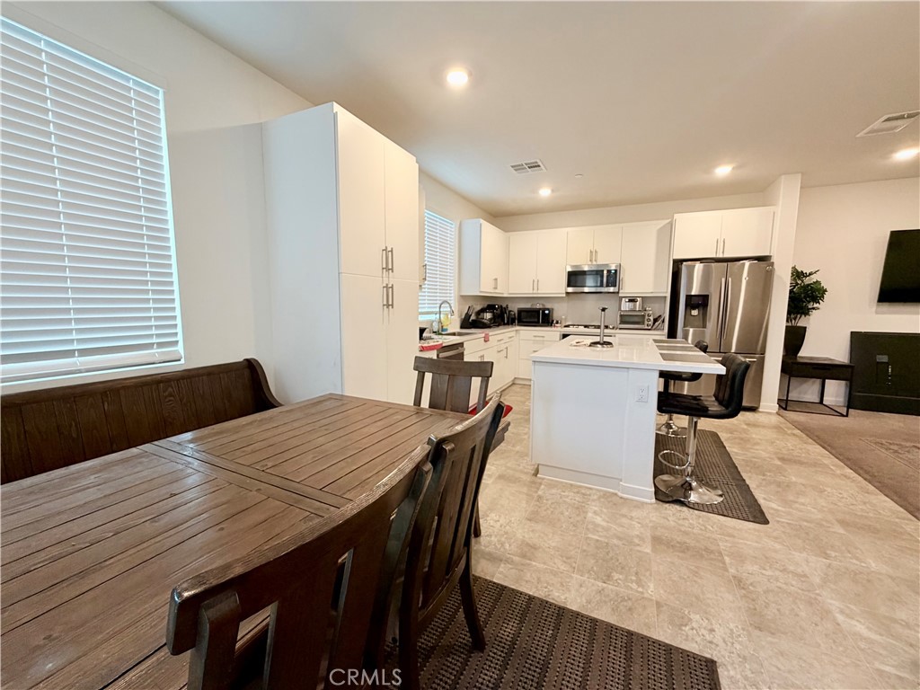 16584 Poppy Seed Ln, Fontana