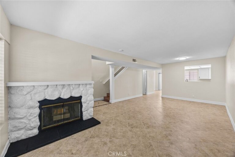 174 W Walnut #B, Rialto