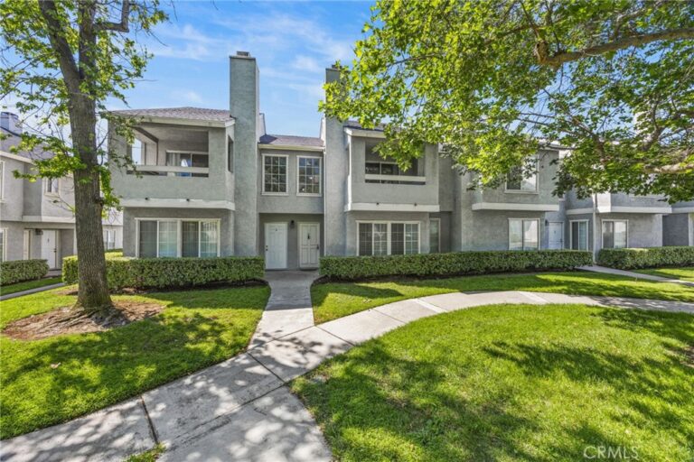 174 W Walnut #B, Rialto