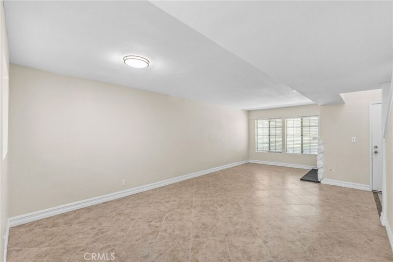 174 W Walnut #B, Rialto