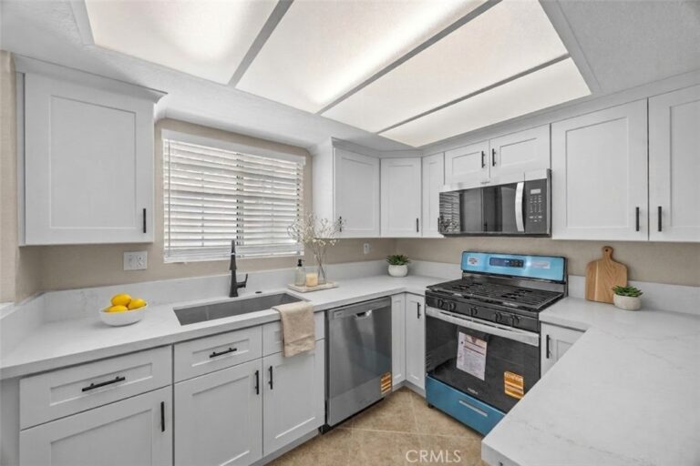 174 W Walnut #B, Rialto