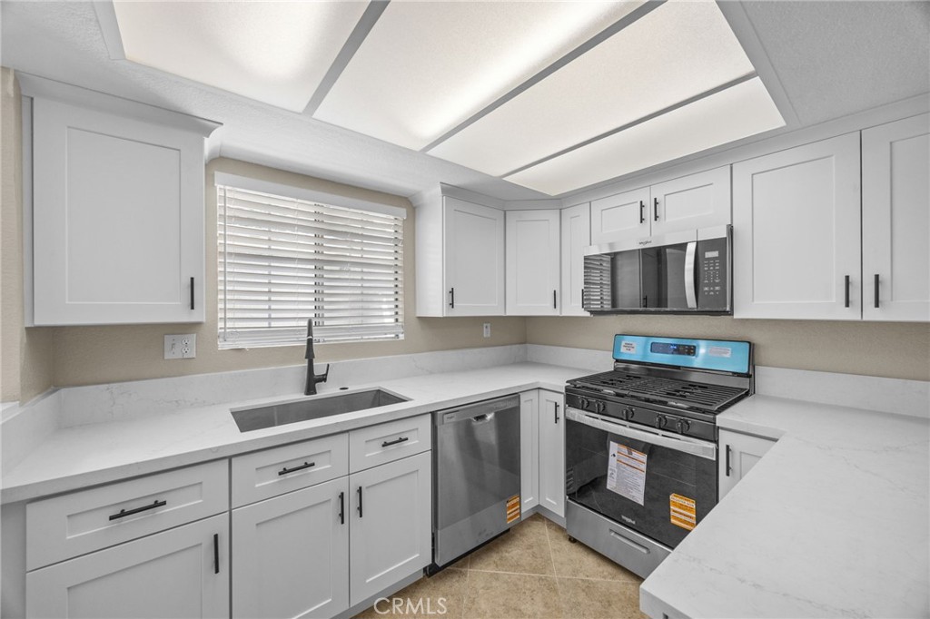 174 W Walnut #B, Rialto