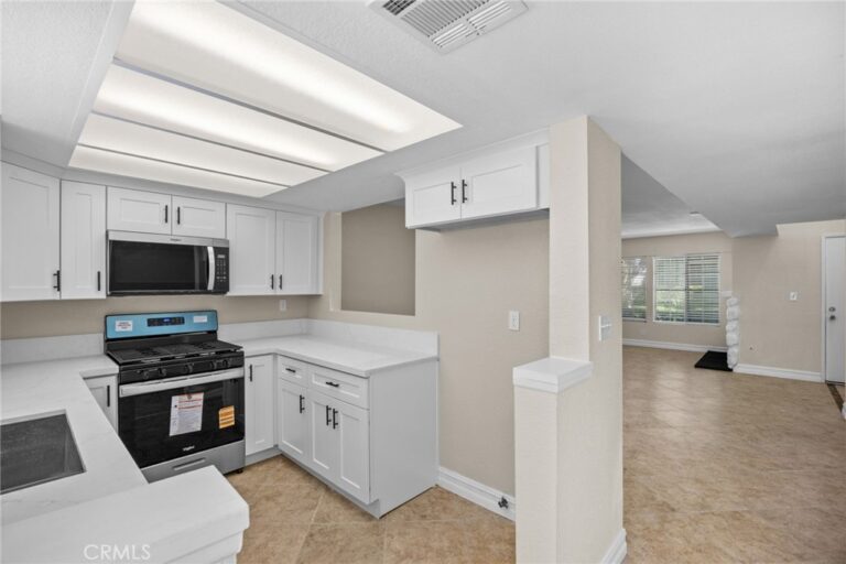 174 W Walnut #B, Rialto