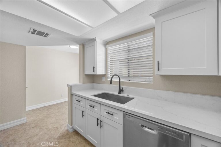 174 W Walnut #B, Rialto