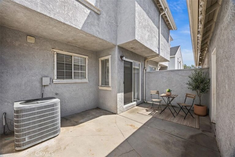 174 W Walnut #B, Rialto