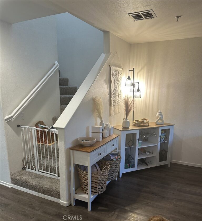 220 W Walnut #B, Rialto