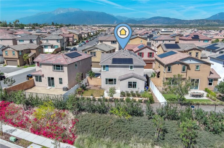 2431 Gunner Ridge Way, Rialto