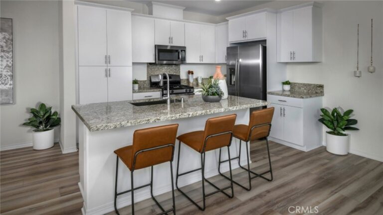 2431 Gunner Ridge Way, Rialto