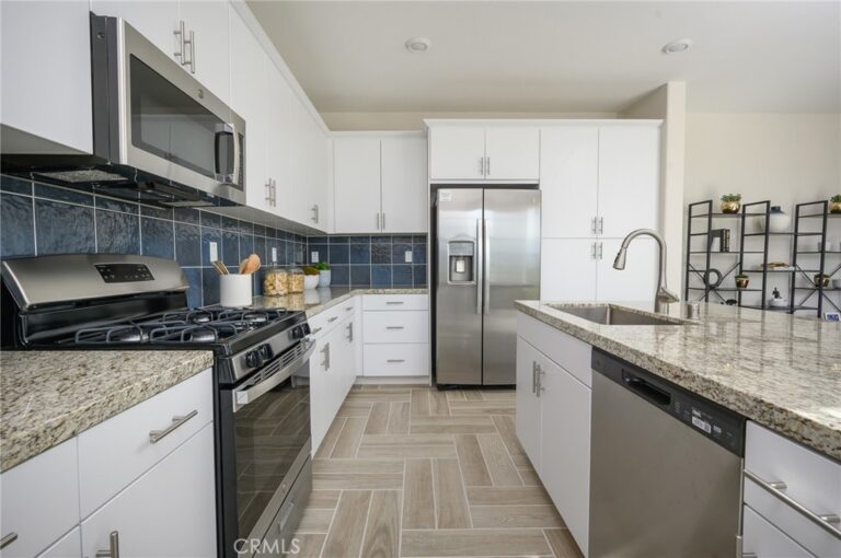 2431 Gunner Ridge Way, Rialto