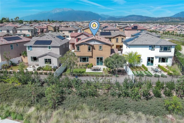 2433 Gunner Ridge Way, Rialto