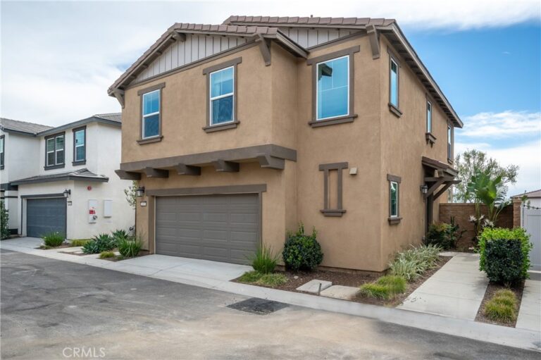 2433 Gunner Ridge Way, Rialto