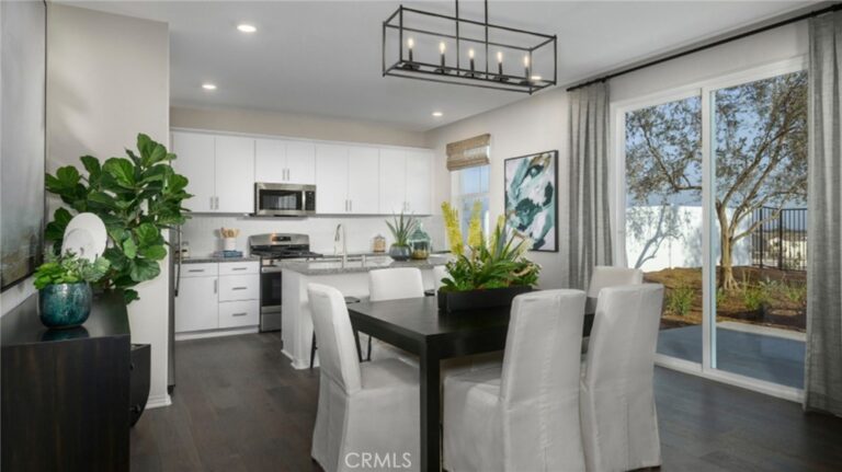 2433 Gunner Ridge Way, Rialto