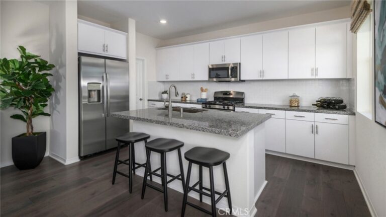 2433 Gunner Ridge Way, Rialto