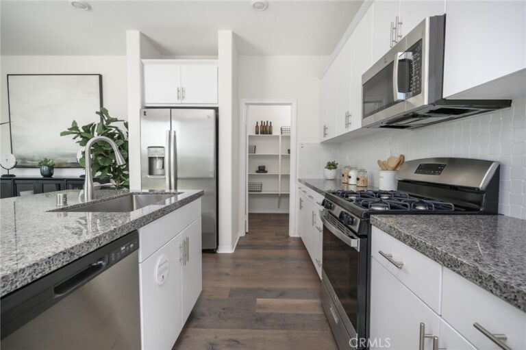 2433 Gunner Ridge Way, Rialto