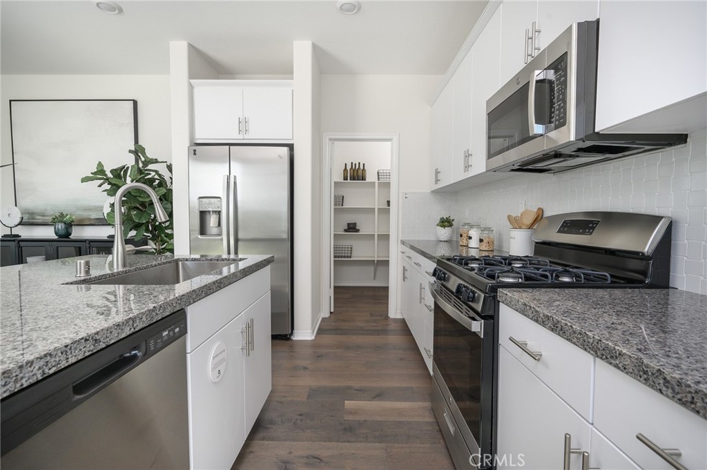 2433 Gunner Ridge Way, Rialto