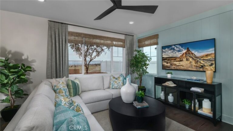 2433 Gunner Ridge Way, Rialto