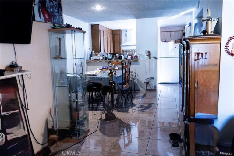 9010 Newport, Fontana