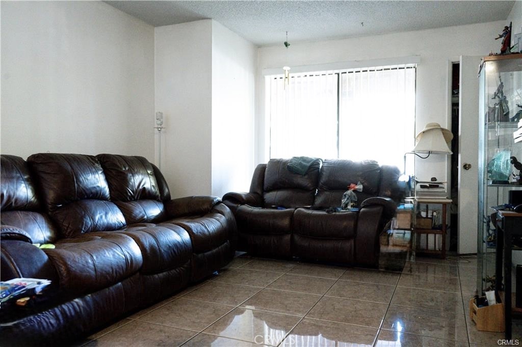 9010 Newport, Fontana