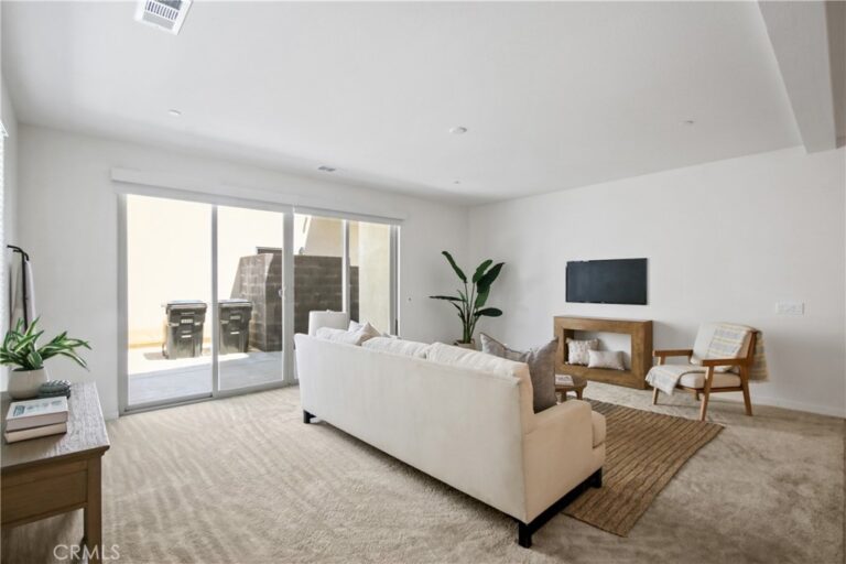 15940 Caterpillar Drive, Fontana