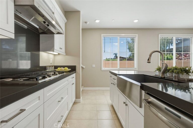 16 Greensboro Ct, Pomona