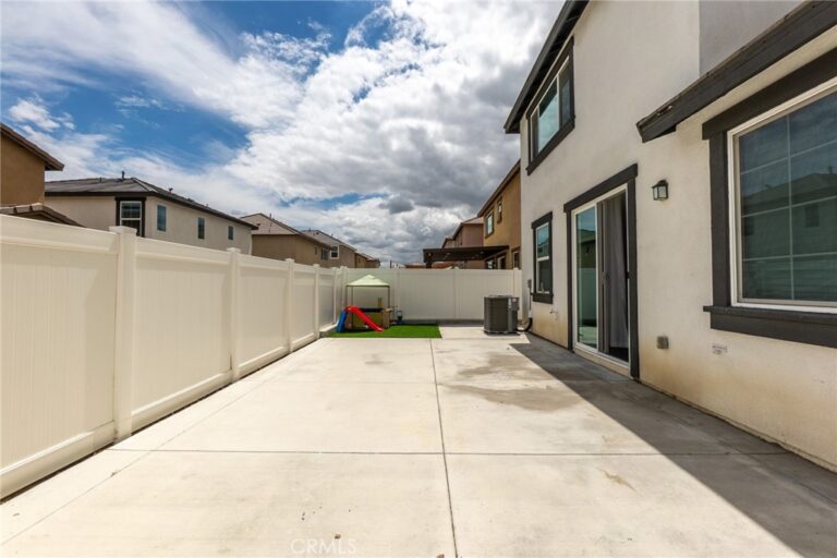 2464 Gunner Ridge, Rialto