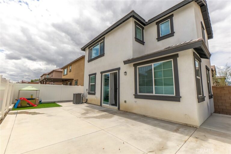 2464 Gunner Ridge, Rialto