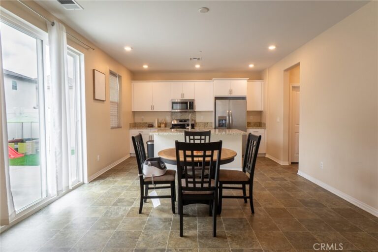 2464 Gunner Ridge, Rialto