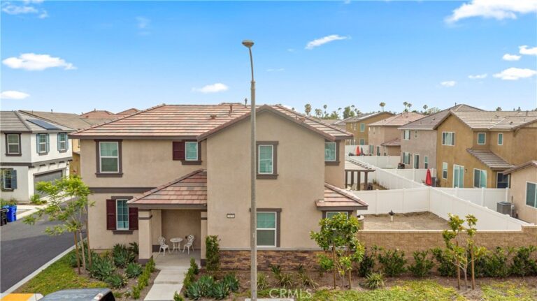 2476 Gunner Ridge, Rialto