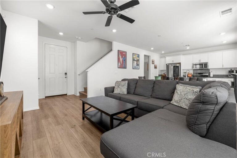 2476 Gunner Ridge, Rialto