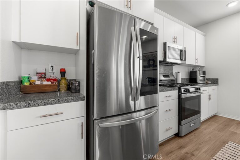 2476 Gunner Ridge, Rialto