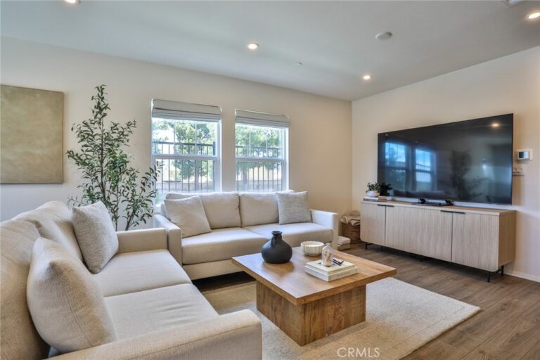 6392 Sierra Vista #5, Fontana