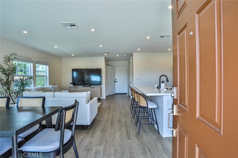 6392 Sierra Vista #5, Fontana